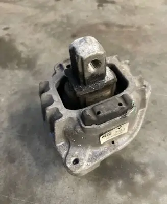 BMW 5 F10 F11 Engine mount bracket 6777371 68623513 92036040