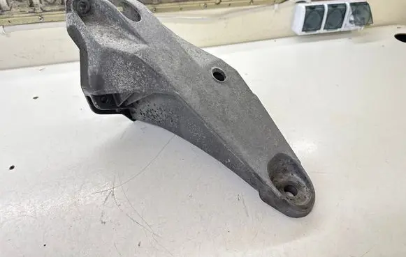 Volkswagen Transporter - Caravelle T5 Engine mounting bracket 7H0199370D 7H0199370G
