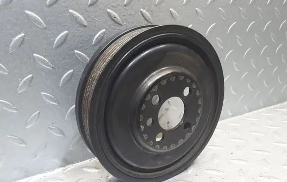 Volkswagen Jetta VI Crankshaft pulley 04L105243