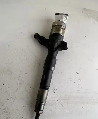 Toyota Hilux (AN10, AN20, AN30) Fuel injector 2367030100