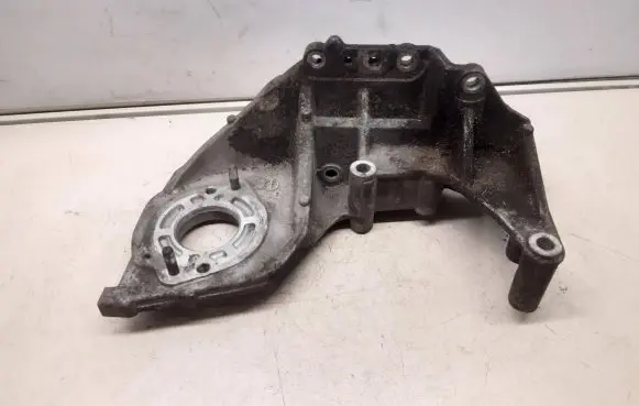 Mazda 6 Engine mounting bracket