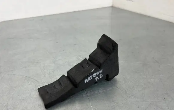 Engine bonnet/hood sound/heat insulation
