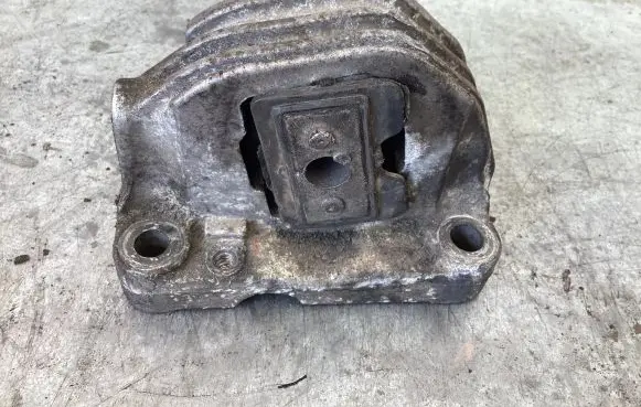 Volvo XC90 Engine mount bracket 326D20