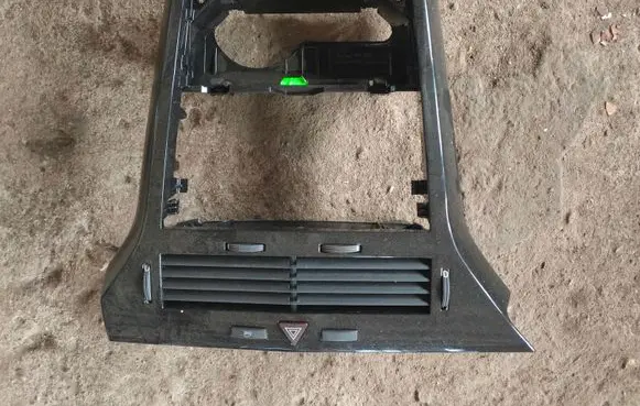 Opel Astra H Dash center air vent grill 331985437