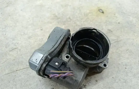 Volkswagen PASSAT B6 Throttle body valve 03G128063B
