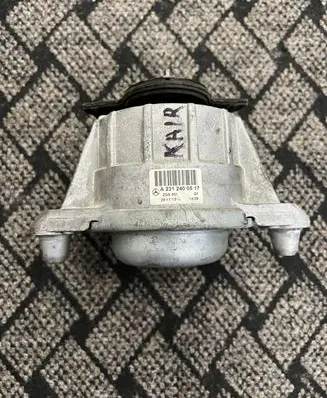 Mercedes-Benz S W222 Engine mount bracket A2312400517