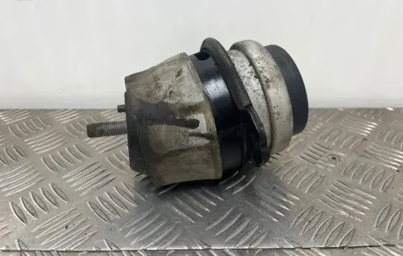 Audi Q7 4L Engine mount bracket 7L8199131A