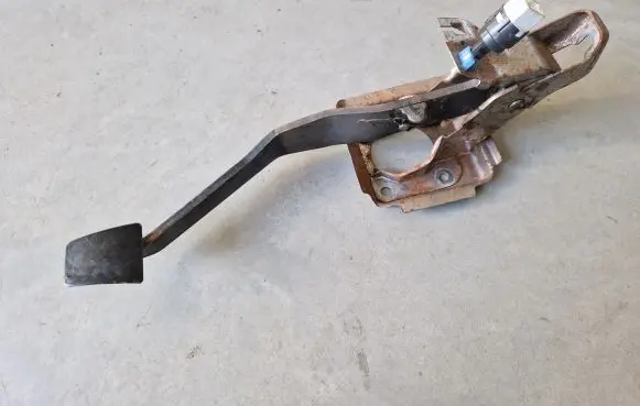 Mitsubishi L200 Brake pedal MR992542