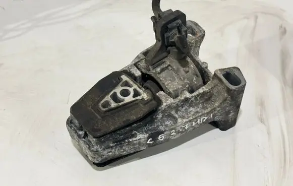 Citroen C5 Engine mount bracket