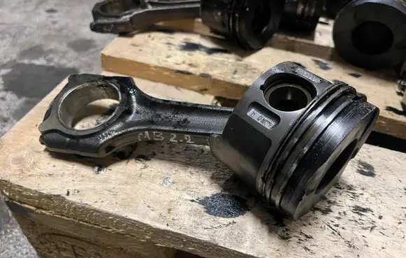 Mercedes-Benz Sprinter W906 Piston with connecting rod