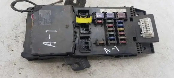 Toyota Avensis T220 Fuse module 8264105011