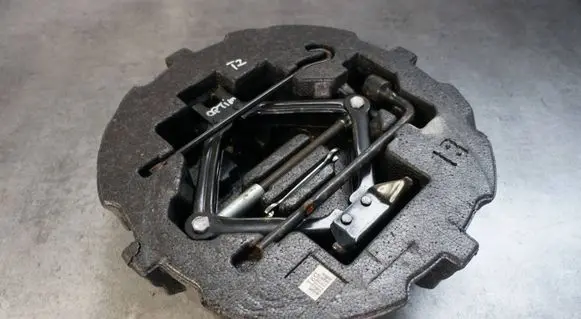 KIA Optima Spare wheel mounting bracket 