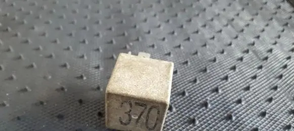 Volkswagen PASSAT B5.5 Other relay 8D0951253