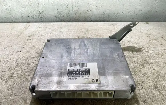 Toyota Avensis T250 Engine control unit/module 8966105C81 1758009420 MB1758009420