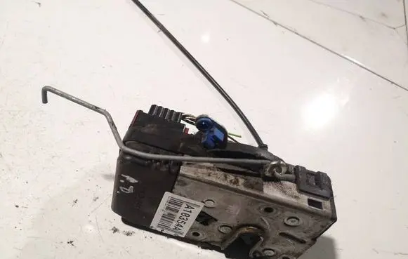 Opel Vivaro Front door lock 