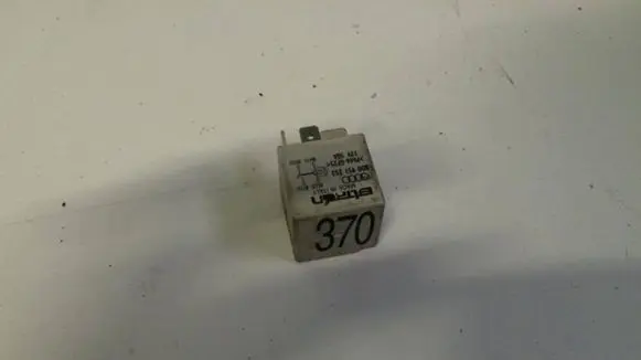 Volkswagen PASSAT B5.5 Other relay 8D0951253