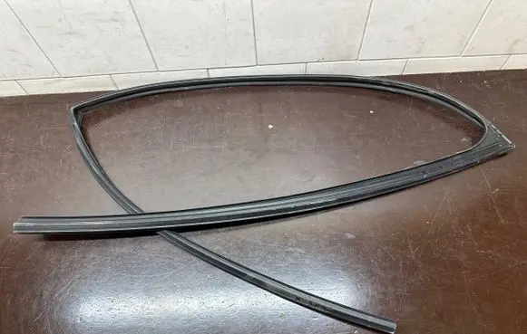 Toyota Prius (XW50) Rubber seal front door (on door) 6814147050