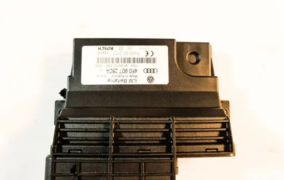 Audi A6 S6 C6 4F Air suspension control unit module (rear) 4F0907280A