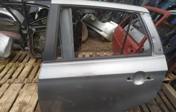 Suzuki SX4 S-Cross Rear door pilkos