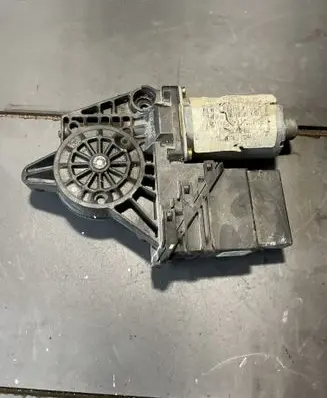 Volkswagen PASSAT B5 Rear door window regulator motor 0130821696