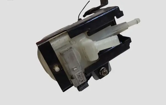 Mazda CX-7 Brake fluid reservoir