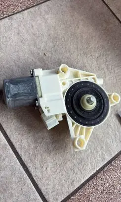 Mercedes-Benz E W212 Rear door window regulator motor A2048200642
