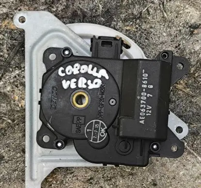 Toyota Corolla Verso E121 Intake manifold valve actuator/motor AE0637008610