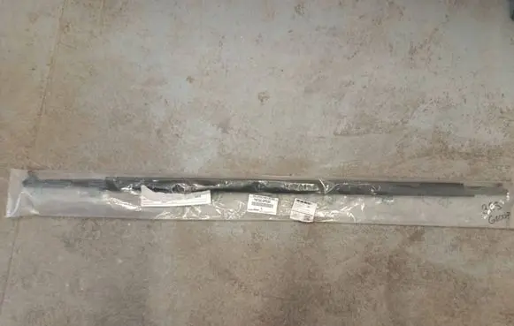 Toyota Verso Front door glass trim molding 757200F020