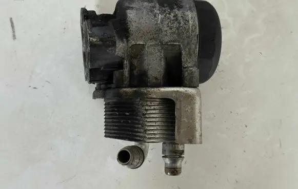 BMW 3 E90 E91 Engine oil radiator B8316007 413530
