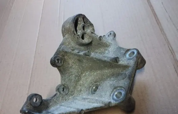 Chevrolet TrailBlazer Power steering pump mounting bracket 24577495