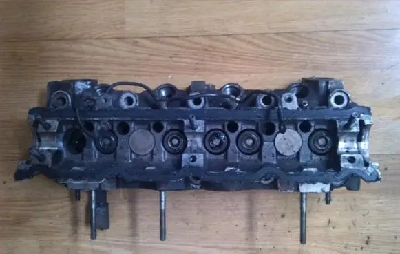 Peugeot 206 Engine head 