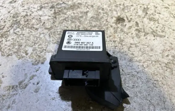 Volkswagen Touran I Light module LCM 5M0907357A 5WK49172B 140820070001