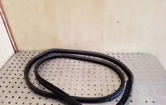 Volvo XC70 Rear door rubber seal (on body) 