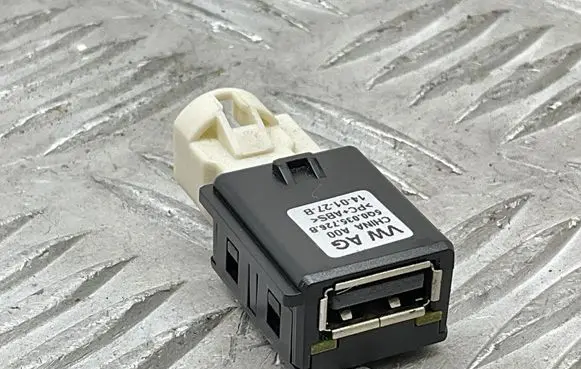 Skoda Octavia Mk3 (5E) USB socket connector 5Q0035726B