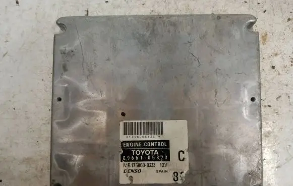 Toyota Avensis T250 Engine control unit/module 8966105821 MB1758008333