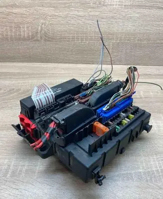 Opel Vectra C Fuse module 13125487 519031108