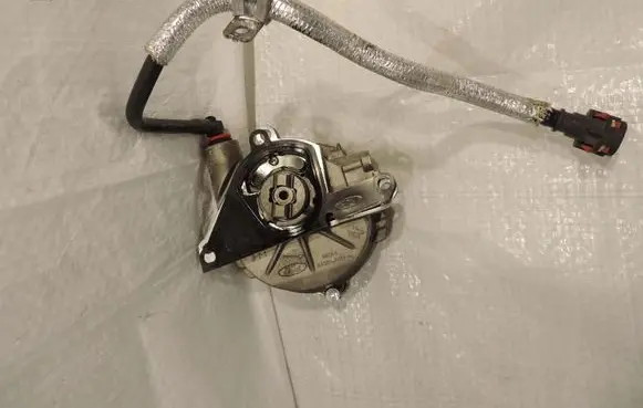 Ford Kuga III Vacuum pump HG9Q2A451AB