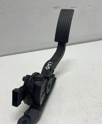 Hyundai i20 (GB IB) Accelerator throttle pedal 32700B9010 B9010
