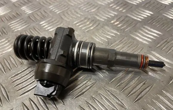 Volkswagen Golf Plus Fuel injector 038130073BQ 0414720312