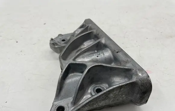 Mercedes-Benz CLA C118 X118 Engine mounting bracket A6542230004