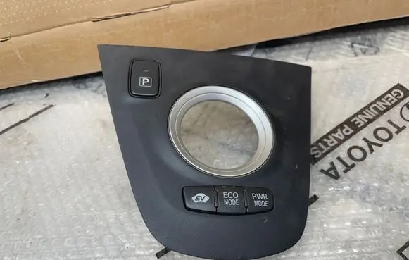 Toyota Auris 150 Gear shifter surround trim plastic 5882102410 15C315