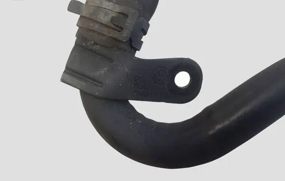 Volkswagen PASSAT B6 Engine coolant pipe/hose 5N0121065