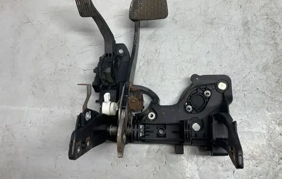 Opel Astra J Pedal assembly 13252704
