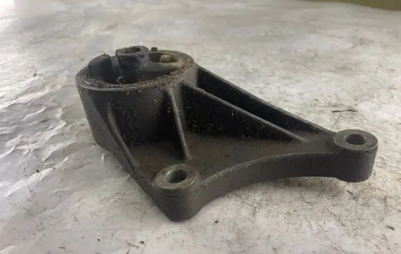 Opel Zafira A Engine mounting bracket 90575186 90576047