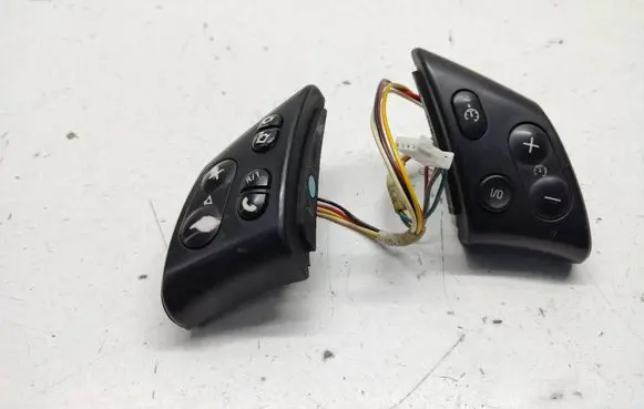 Steering wheel buttons/switches
