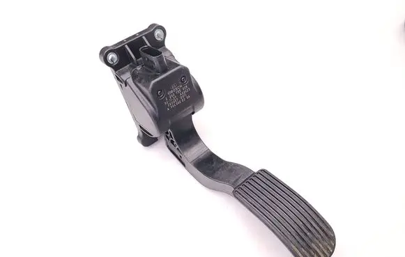 Accelerator throttle pedal