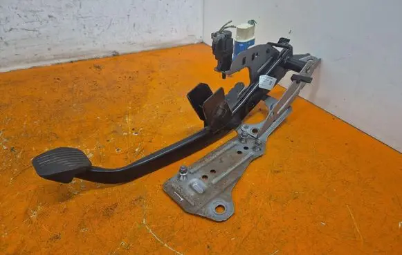 Ford Focus C-MAX Brake pedal 3M51-2467-AK