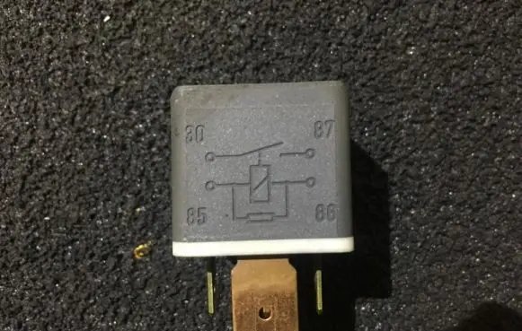 Volkswagen Golf III Other relay 191937503