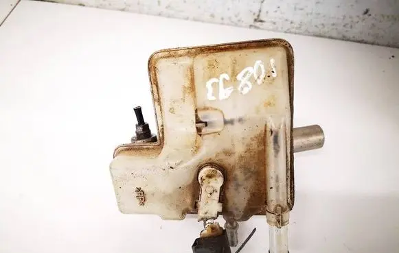 Mazda 5 Brake fluid reservoir 