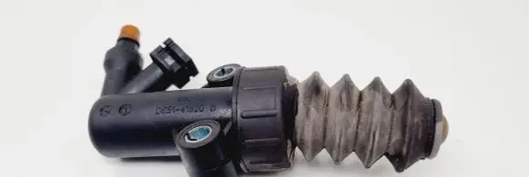 Mazda 2 Clutch master cylinder D65141920 080701